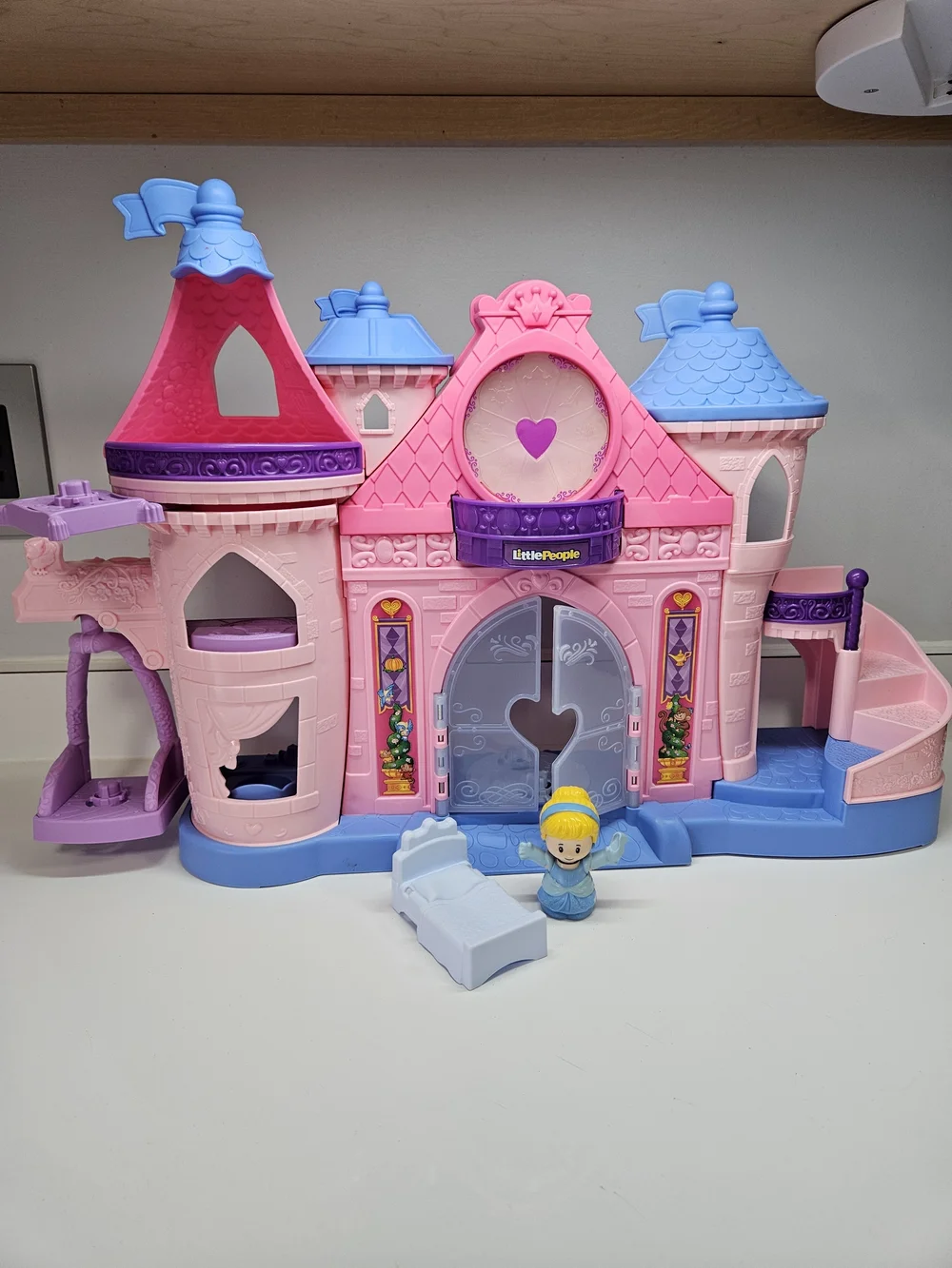 Little People Disney Princess Magical Lights & Dancing Castle Fisher-Price
